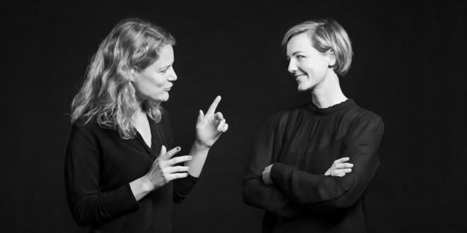 Protræt af politiker Johanne Schmidt-Nielsen og politiker Ida Auken på sort baggrund