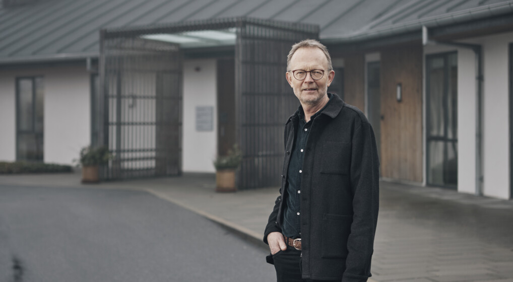 Hospicepræst Ole Raakjær fotograferet foran Hospice Vangen