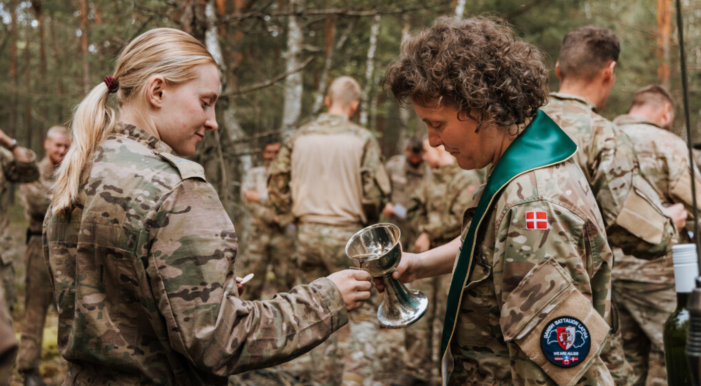 En dansk soldat får nadver i en lettisk skov