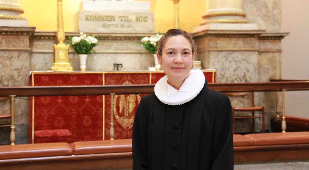 Døvepræst Helena Gade foran alteret i Vor Frue Kirke i København efter sin ordination