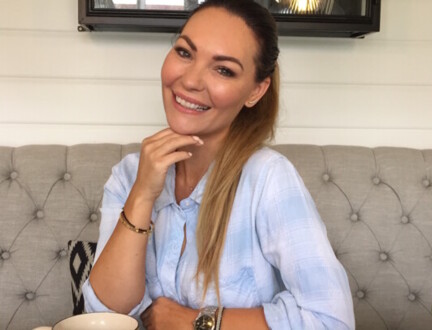 Mascha Vang smiler med hånden under hagen