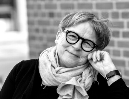 Hospitalspræst Ruth Østergaard med den ene hånd under kinden