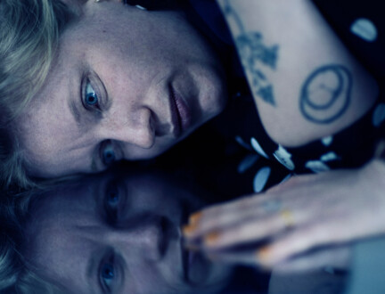 Musiker Katinka Bjerregaard ligger på spejloverflade