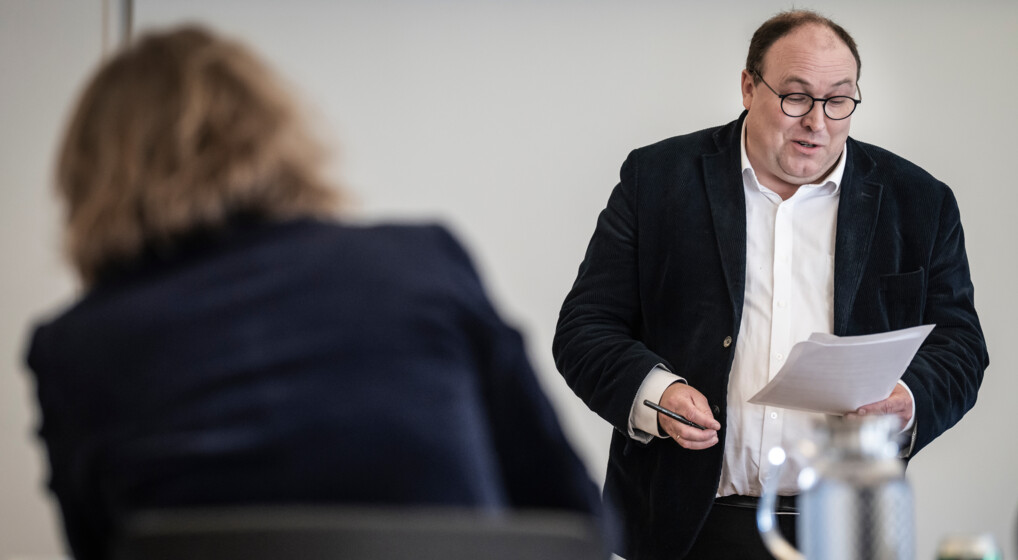 Formand for dåbskommissionen biskop thomas reinholdt rasmussen står op og taler til et møde