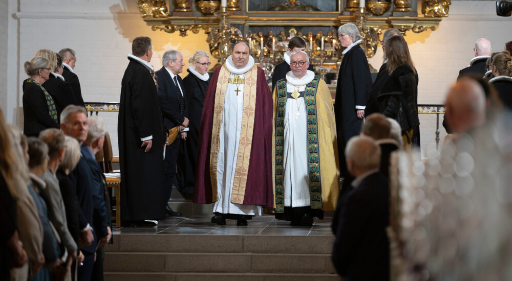 Biskop Thomas Reinholdt Rasmussen og biskop Peter Skov-Jakobsen går fra alter mod udgang