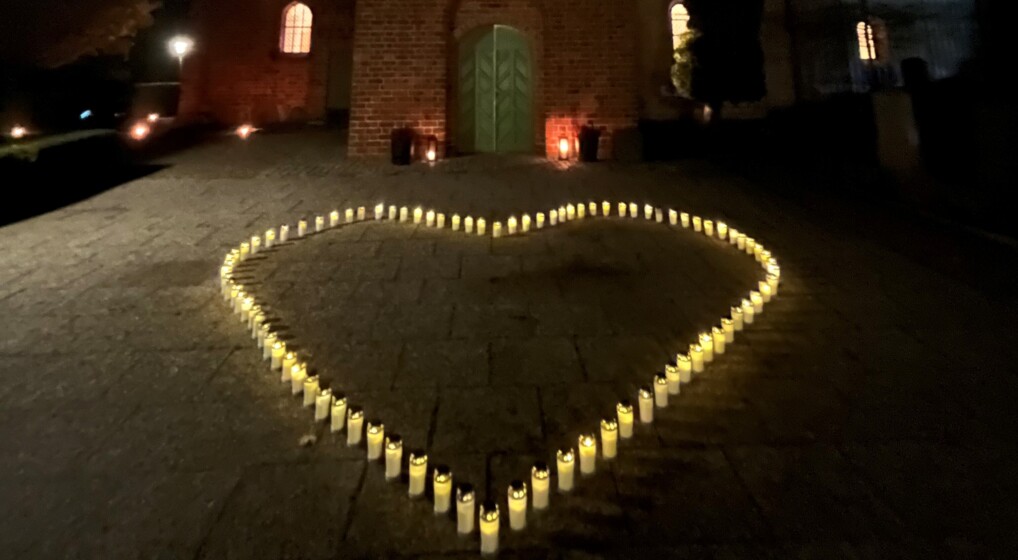Hjerte af stearinlys på fliserne foran Ishøj Kirke