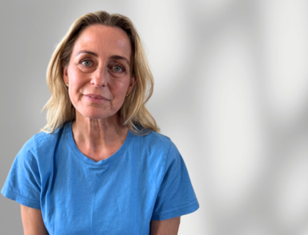 Susanne Sehested Petersen sidder i en blå t-shirt op af en hvid baggrund