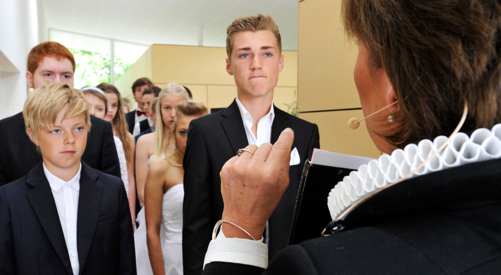 Konfirmander og præst