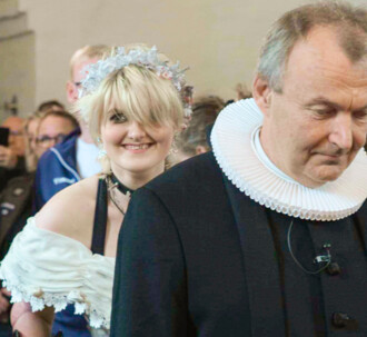 En utraditionel konfirmand bliver konfirmeret i nitter og laset kjole inspireret af zombier.