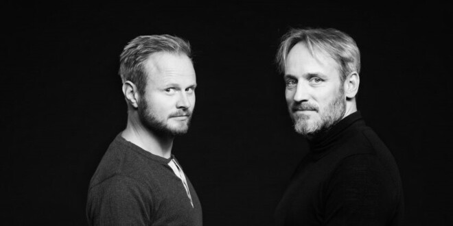 Portræt af skuespiller Rasmus Botoft og skuespiller og stand-up komiker Jonatan Spang på sort baggrund