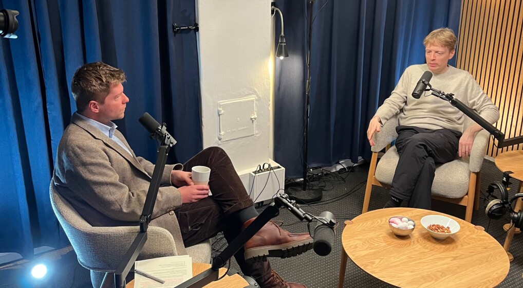 Sognepræst Adam Garff i podcaststudiet med forfatter Glenn Bech