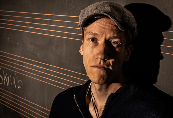 Forfatter Christian Hjortkjær foran skoletavle