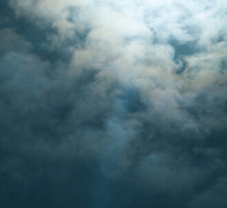 En blå himmel med hvide skyer.