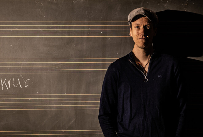 Christian Hjortkjær foran skoletavle