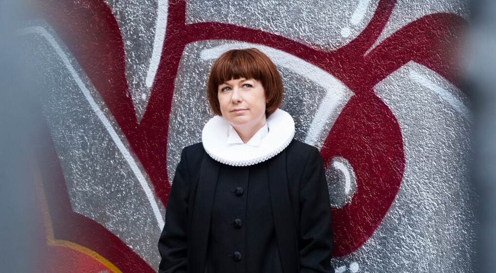 Pernille Østrem foran graffiti 