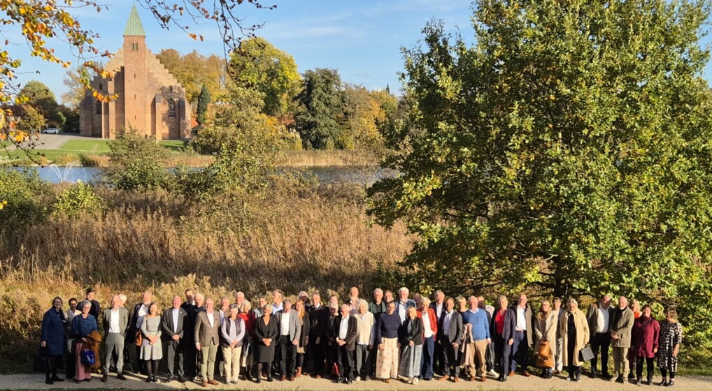 Gruppefoto af deltagerne i arbejdsdagen om bevarelsen af kulturarv taget foran Maribo domkirke.