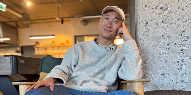 Morten Mortensen kendt fra 'Gift ved første blik' sidder i en stol med hånden på kinden