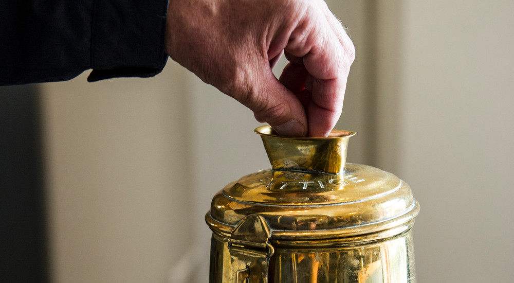 De fleste kirker samler hver søndag ind i kirkebøssen til velgørende arbejde