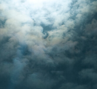 En blå himmel med hvide skyer.