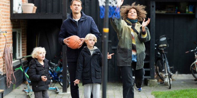 Portræt af Nola studievært Nola Gaardmand og hendes mand, politiker og forfatter Magnus Barsøe og deres to børn