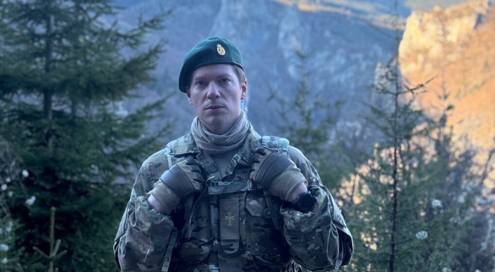 Sognepræst Adam Garff i militærtøj under sin uddannelse til feltpræst