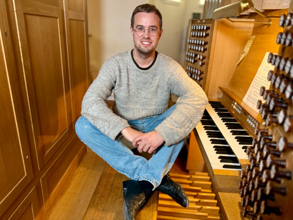 Organist Jonas Hellesøe ved sit orgel i Risskov Kirke