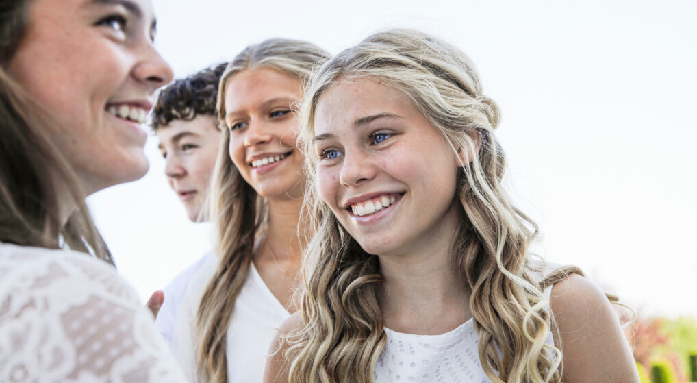 Konfirmander ude for kirken