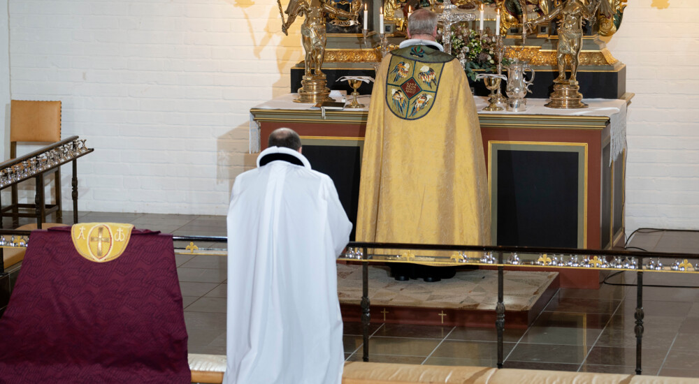 Bispekåben ligger klar - Thomas Reinholdt Rasmussen knæler