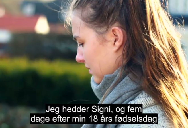 Ung kvinde kigger ned på sin mors gravsted