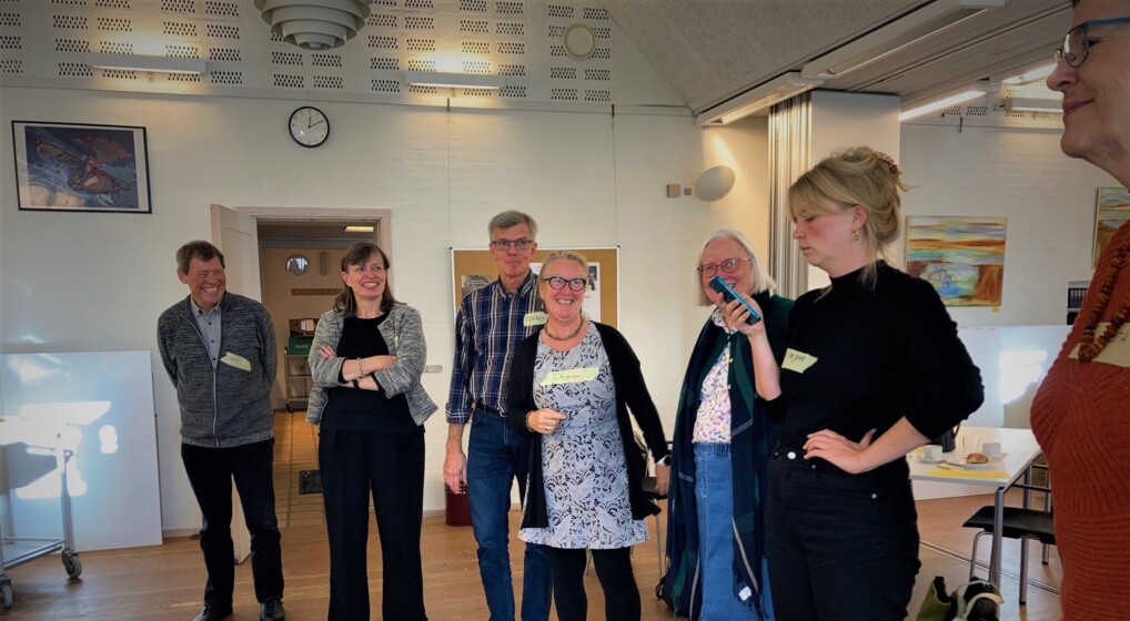 En gruppe mennesker i en workshop-situation